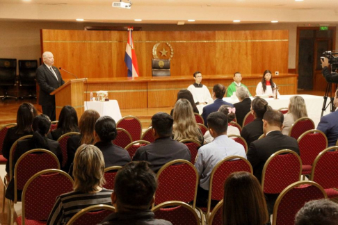 El presidente de la CSJ brindando un mensaje por el Día del Funcionario Judicial.