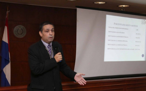 El director de Auditoría de Gestión Judicial, Mario Elizeche, explicó en conferencia de prensa los resultados de las auditorías realizadas.