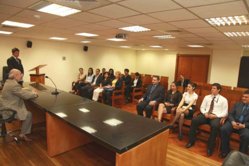 El camarista Carlos Ortiz Barrios explicando a los estudiantes el Código Penal.