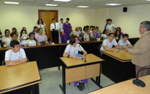 El defensor público Carlos Flores explicó a los alumnos acerca de la función de los jueces, fiscales, defensores y peritos