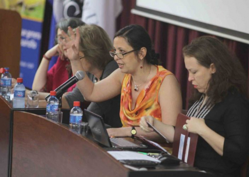 La representante de la Secretaría de Género, doctora María Mercedes Buongermini durante su ponencia