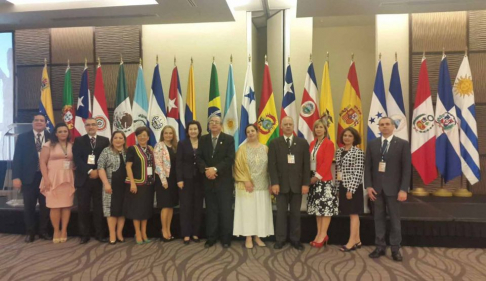 Los ministros de la Corte Suprema de Justicia doctores Raúl Torres Kirmser y Luis María Benítez Riera, junto a los demás miembros de la delegación de nuestro país.