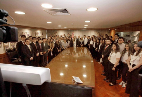 Presidente de la Corte Suprema recibió a estudiantes de la Universidad Católica.