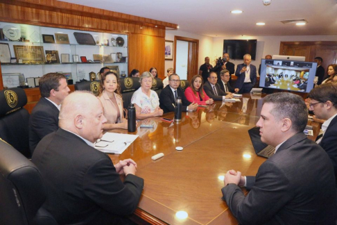 El presidente de la CSJ, doctor Luis María Benítez Riera, y el vicepresidente segundo, doctor Alberto Martínez Simón, recibieron en la sala del Plenario a autoridades del SNC, de las DGRP, de la Dirección General de Capital Humano.