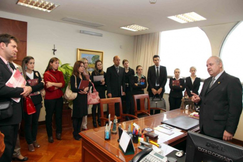 El Ministro Luís María Benítez Riera, conversando en su despacho con universitarios del Brasil, que en el 2012 visitaron el Palacio de Justicia.