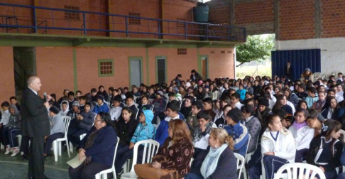 El ministro Luis María Benítez Riera instó a los esudiantes a poner empeño en sus estudios.