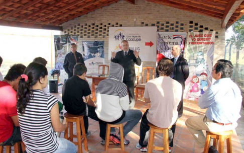 El ministro Luis María Benítez Riera exponiendo ante los adolescentes