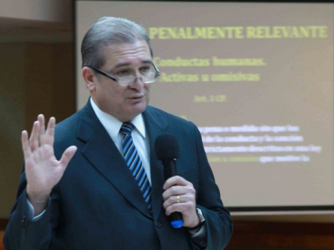 El profesor doctor Emiliano Rolón Fernández expuso durante el curso de Actualización en Derecho Penal y Procesal Penal.