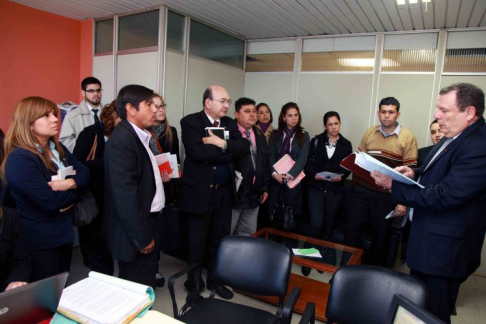 Estudiantes llegaron hasta el Palacio de Justicia de Asunción para conocer el sistema judicial y las oficinas que lo componen.