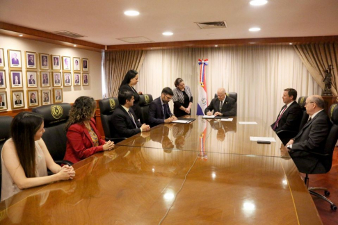 La Corte Suprema de Justicia (CSJ) y la organización A Todo Pulmón Paraguay Respira firmaron en la Sala de Sesiones Plenarias de la CSJ, un convenio de cooperación interinstitucional con el objetivo de reforzar el compromiso con la justicia ambiental. 