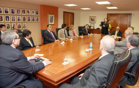 El presidente de la Corte Suprema de Justicia, doctor Antonio Fretes, mantuvo una reunión con el doctor Aquilino Vázquez, presidente fundador de la Liga Mundial de Abogados Ambientalistas.