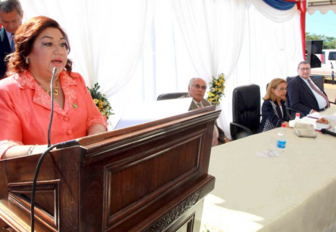 La jueza de Paz de Independencia, Catalina Torres, dirigiéndose a los presentes durante la inauguración del Juzgado de Paz de la zona.