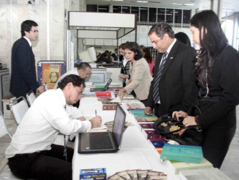 La exposición y venta de libros tuvo una gran receptividad por parte del público