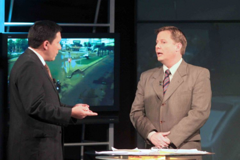 El camarista Alberto Martínez Simón durante el noticiero de Unicanal.