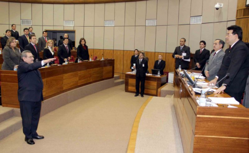 El doctor Antonio Fretes jura ante el pleno de la Cámara de Senadores.