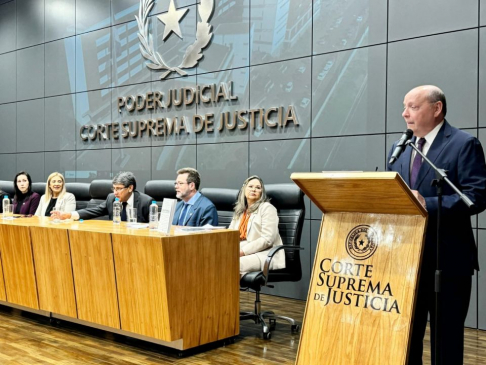 El ministro superintendente de la Circunscripción Judicial de Alto Paraná, doctor César Diesel participó en el acto de presentación de las obras.