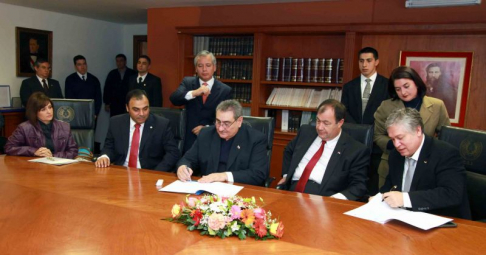 Momento de la firma del acuerdo entre la máxima instancia judicial y la Cámara de Anunciantes del Paraguay.