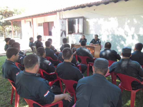 Momento de la charla de facilitadores judiciales a agentes de la Policía Nacional