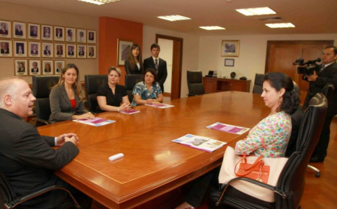 El ministro Luis María Benítez Riera, en el encuentro con docentes brasileños en la Sala Plenaria de la Corte.