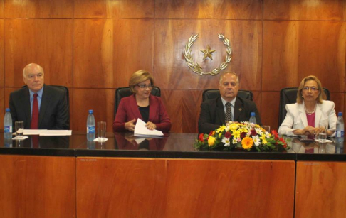 El acto contó con la presencia de las ministras de la Corte Suprema de Justicia, Gladys Bareiro de Módica y Alicia Pucheta de Correa, el ministro Luis María Benítez Riera y el embajador de Estados Unidos de América en Paraguay, James H. Thessin.