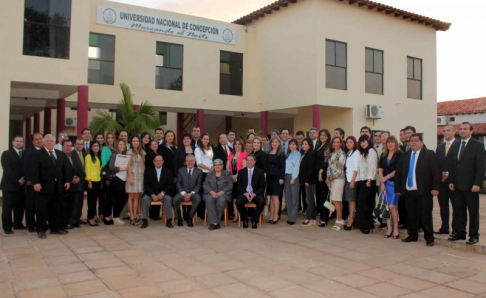 Autoridades, representantes y profesionales del derecho que participaron del curso de Diplomado en la Circunscripción Judicial de Concepción.