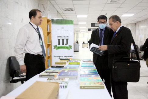 Feria de libros y capacitación de bases de datos en Asunción.