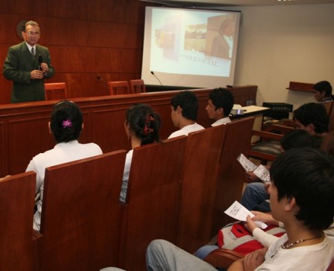 El ministro Altamirano conversó con los jóvenes.