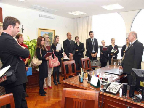 El ministro de la Corte Suprema de Justicia, Luis María Benítez Riera durante la charla realizada en su despacho.