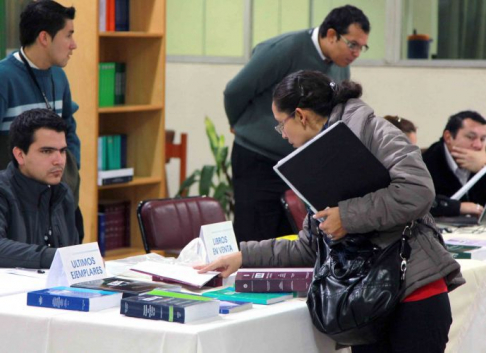 Hasta las 12:30 se realiza la feria de libros.