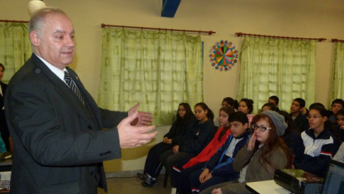 El ministro Luis María Benítez Riera, hablando a los estudiantes del alcance de la campaña.