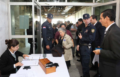 El acceso de las personas a la sala se realizó sin inconvenientes.