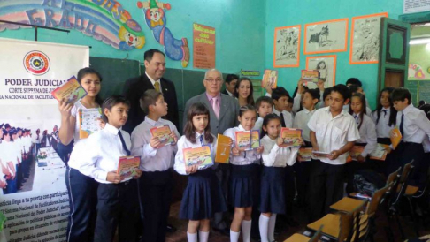 En la oportunidad el ministro Bajac hizo entrega de la Constitución Nacional adaptada a Niños y Niñas