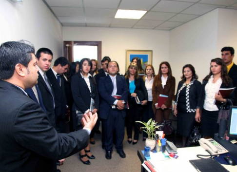 El Director de Comunicación, abogado Luis Giménez, dialogando con estudiantes durante una visita al Palacio de Justicia.