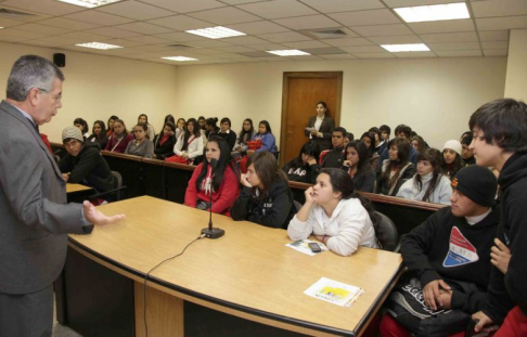 Durante la charla con el defensor publico, doctor Carlos Flores