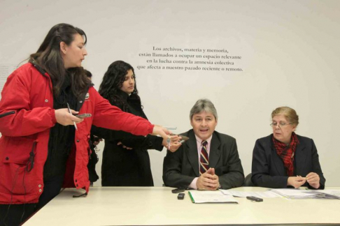 Momento en que los responsables del Museo de la Justicia dialogan con periodistas 