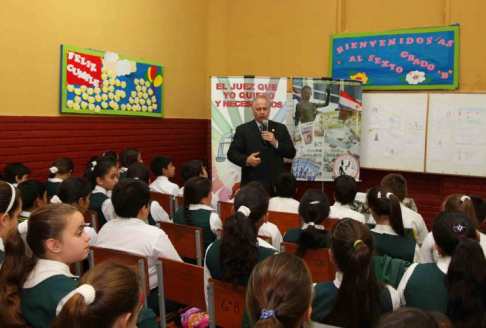 El ministro encargado del Campaña "Educando en Justicia" es el doctor Luis María Benítez Riera.