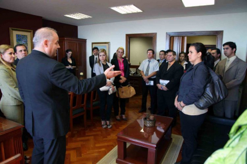 Instante en que los universitarios fueron recibidos por el ministro de la Corte Suprema de Justicia, doctor Luis Maria Benitez Riera