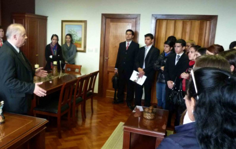 El doctor Benítez Riera recibió a los estudiantes en su despacho ubicado en el Palacio de Justicia de Asunción.