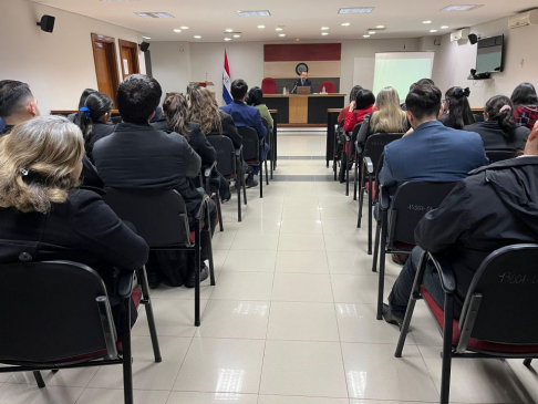 El profesor doctor Miguel Ángel Vargas,  miembro del Tribunal de Apelación de la Circunscripción Judicial de Itapúa, disertando sobre Contratos.