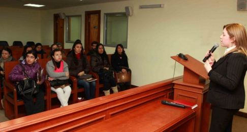 La coordinadora Patricia Bernal, explicando a los estudiantes las funciones de la Dirección de Comunicación.