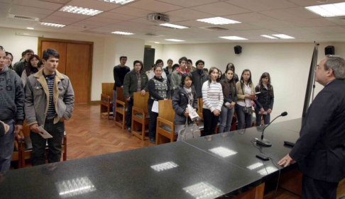 El camarista Agustín Lovera Cañete durante la charla dirigida a los alumnos de la Universidad Nacional de Pilar