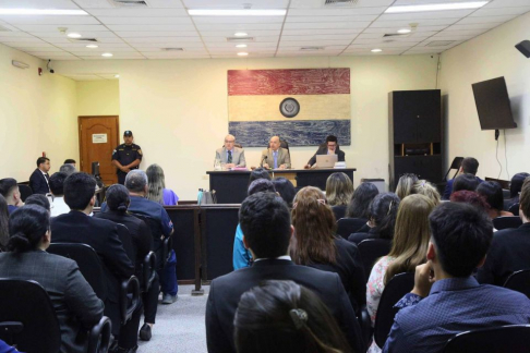 Alumnos de Derecho de la UNA visitaron el Palacio de Justicia de Asunción.