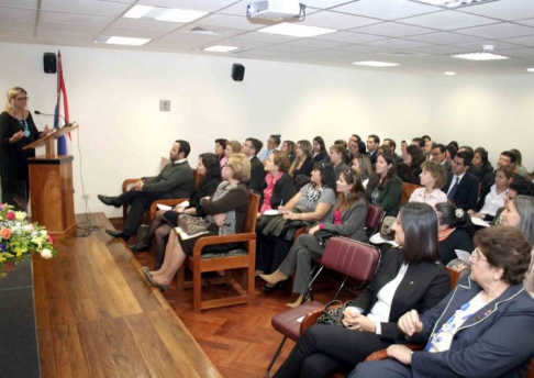 Durante la conferencia magistral dictada por Sandra Regina Martini Vial 