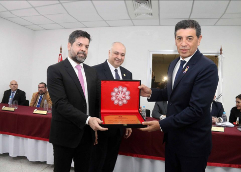 Distinguen a Ministro Ríos por posdoctorado en Derecho por Universidad de Bolonia, Italia.