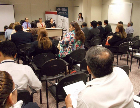 l seminario se desarrolló en horas de la tarde en el salón multiuso del Palacio de Justicia de Caacupé. 