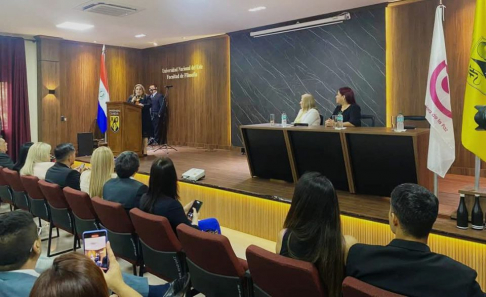 Seminario Internacional “Experiencias, Desafíos y Oportunidades Actuales de la Mediación en el Sistema de justicia”, en el Salón Ñacurutú de la Facultad de Filosofía de la Universidad Nacional del Este (UNE).