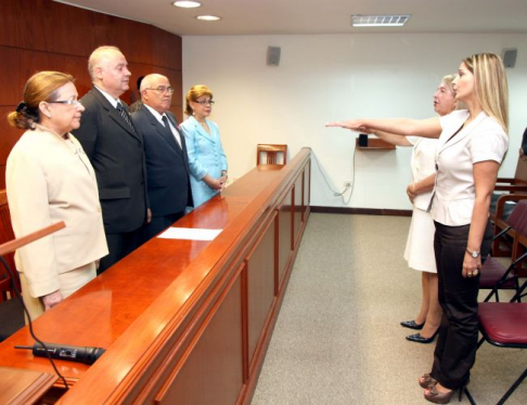 Las magistradas presentaron juramento ante el presidente de la Corte, doctor Luis María Benítez Riera, las ministras, Alicia Pucheta de Correa y Gladys Bareiro de Módica y el ministro Sindulfo Blanco