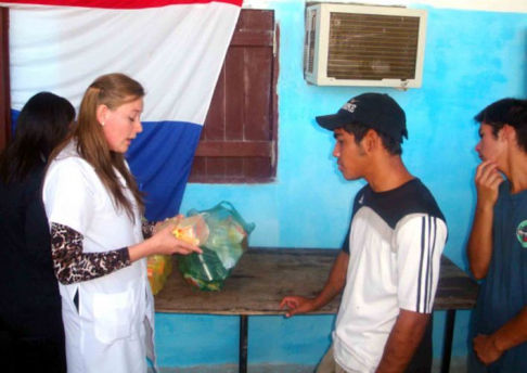 Durante la visita al Centro Educativo "Sembrador" de Villarrica fueron entregados medicamentos, artículos de aseo personal, productos alimenticios y elementos deportivos. 