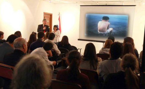 El doctor José Agustín Fernández, director del Museo de la Justicia, en compañía de la realizadora Paz Encima, señaló que lo importante es concienciar para evitar que la historia se repita.