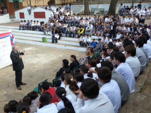 El ministro responsable de la campaña, doctor Luis María Benítez Riera durante la charla que brindó a los alumnos de la ciudad de Caacupé.